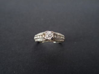 Vente aux enchères Bague solitaire monture or blanc, ornée d'un brillant de 0,50cts envir