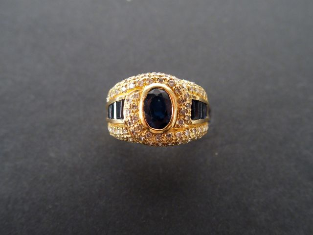 Bague monture moderne or jaune, serti d'un saphir de 1cts environ épau