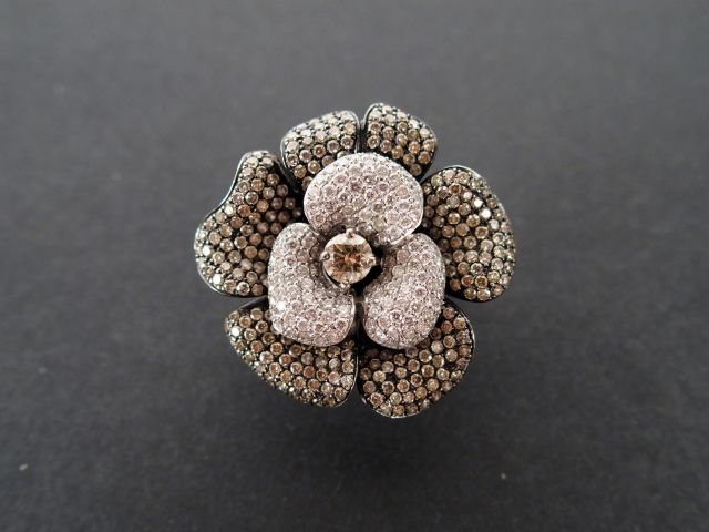 GROUPE VENDÔME JOAILLERIE. Bague or blanc modèle "Flower Field", pavag
