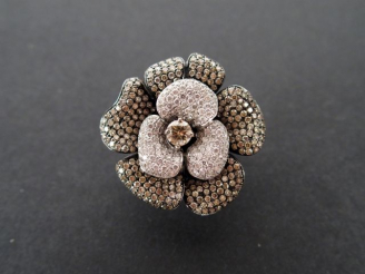 Vente aux enchères GROUPE VENDÔME JOAILLERIE. Bague or blanc modèle "Flower Field", pavag