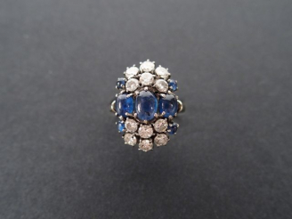 Vente aux enchères Bague 1940 monture or blanc ornée de 3 saphirs taille cabochon disposé