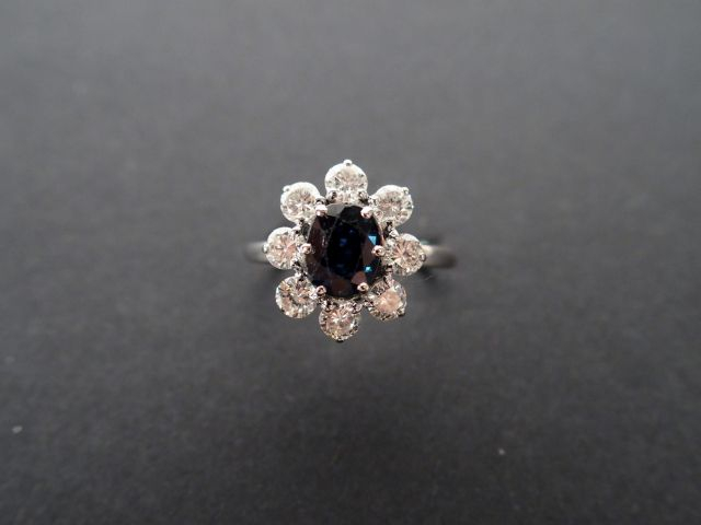 Bague marguerite monture or blanc, ornée en son centre d'un saphir de 