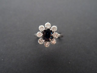 Vente aux enchères Bague marguerite monture or blanc, ornée en son centre d'un saphir de 
