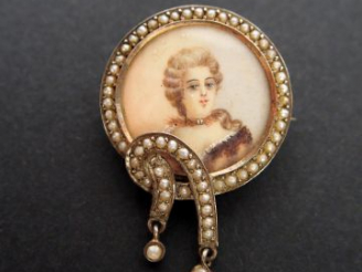 Vente aux enchères Jolie broche Napoléon III monture argent pavée de petites perles grise
