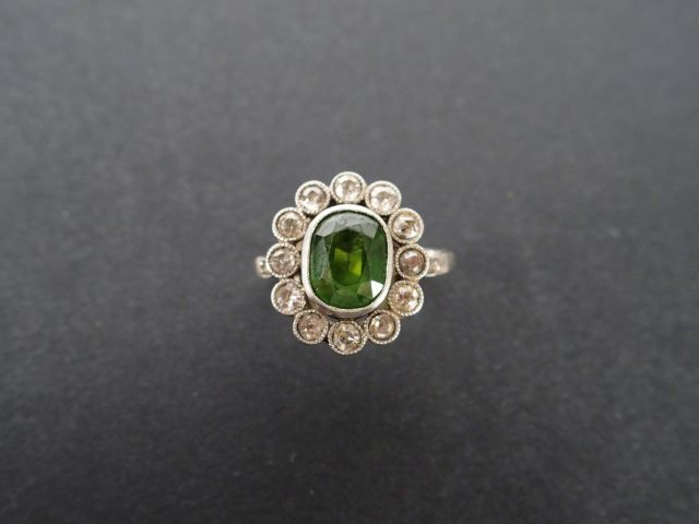 Bague marguerite monture en platine serti d'un péridot de 1,8cts envir