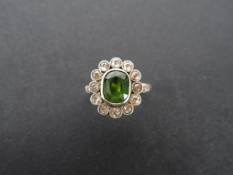 Vente aux enchères Bague marguerite monture en platine serti d'un péridot de 1,8cts envir