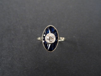 Vente aux enchères Bague années 30 monture or blanc, sertie en son centre d'un diamant ta