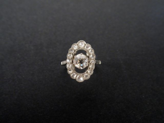 Vente aux enchères Bague années 20 monture platine, ornée en son centre d'un diamant tail