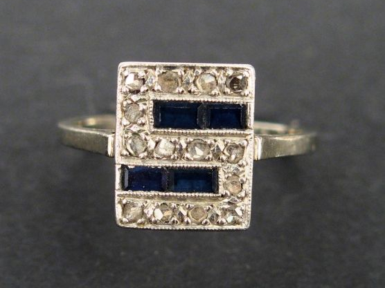 Bague Art déco monture or blanc, pavage de brillants et rehaussée de 2