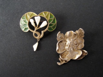 Vente aux enchères 2 broches Art Nouveau en argent, l'une ornée de perles.