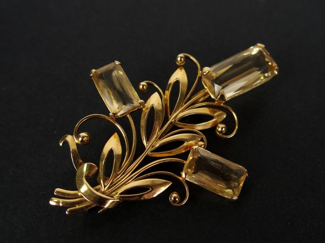 Broche monture or jaune en forme de branchage rehaussée de 3 citrine t