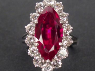 Vente aux enchères Bague marquise monture or blanc, ornée en son centre d'un rubis synthé
