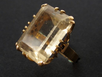 Vente aux enchères Bague 1960 monture or jaune, ornée d'une citrine taille rectangulaire 