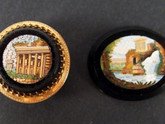 Vente aux enchères Bouton de manchette monture or, décor de micromosaïque représentant un