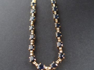 Vente aux enchères Chaîne maille plate en or jaune ornée de 16 saphirs tailles émeraude d