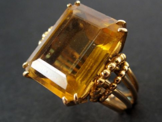 Vente aux enchères Bague 1960 monture or jaune travaillée, ornée d'une citrine taille rec