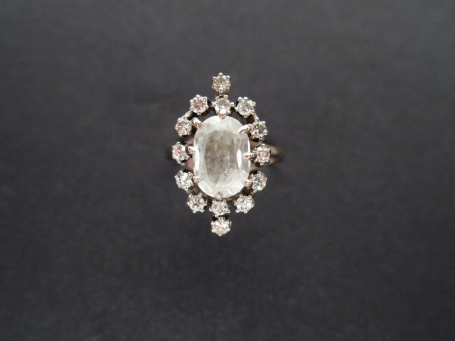 Bague marquise monture or blanc, ornée d'un quartz incolore de 1,5cts 