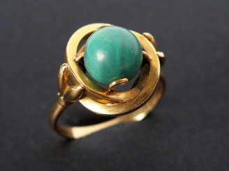 Vente aux enchères Bague monture or jaune décor d'entrelacs et perle turquoise. TDD 56 Po