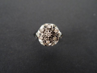 Vente aux enchères Bague ancienne monture or blanc, forme marguerite, rehaussée de brilla