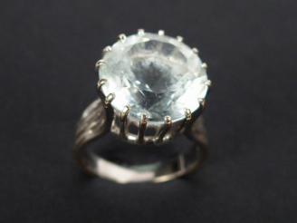 Vente aux enchères Bague monture or blanc ornée d'un quartz.   TDD 53 Poids tel: 7,2gr