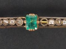Vente aux enchères Broche barette monture or et argent, sertie en son centre d'une émerau