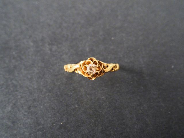 Bague "pont" en or jaune ornée de 2 lignes de roses. 4,3gr tel, TDD 53