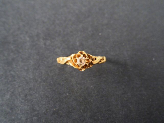 Vente aux enchères Bague "pont" en or jaune ornée de 2 lignes de roses. 4,3gr tel, TDD 53