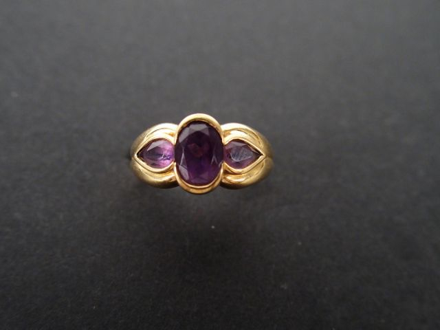 Bague jonc monture or jaune ornée de 3 améthyste taille ovale et taill