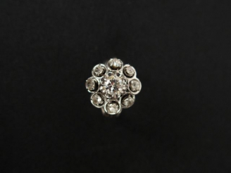 Vente aux enchères Bague marguerite monture or blanc, ornée de pierres à l'imitation du d