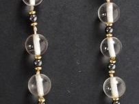 Sautoir et bracelet en perles de verre, perles grises et dorées.