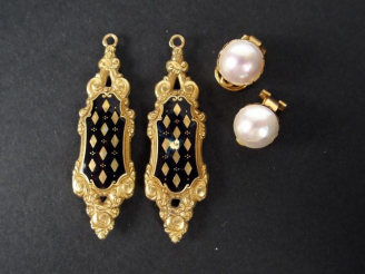 Vente aux enchères Paire de boucle d'oreilles monture or jaune et demi-perles rosées. On 