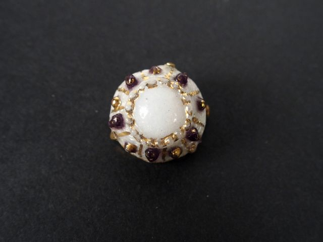 Broche bouton en émaux de Limoges, signée Sazerat (éclat).