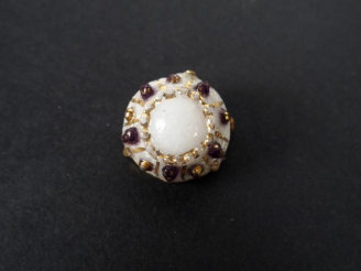 Vente aux enchères Broche bouton en émaux de Limoges, signée Sazerat (éclat).