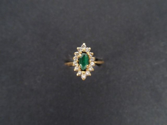 Vente aux enchères Bague marguerite en or jaune, ornée en son centre d'une émeraude entou