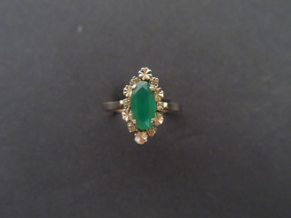 Vente aux enchères Bague marquise monture or blanc, ornée en son centre d'une émeraude de