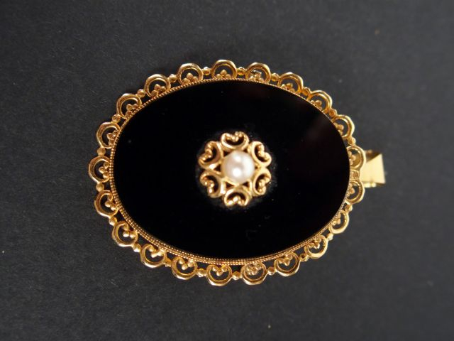 Broche Napoléon III en onyx monture or jaune, rehaussée en son centre 