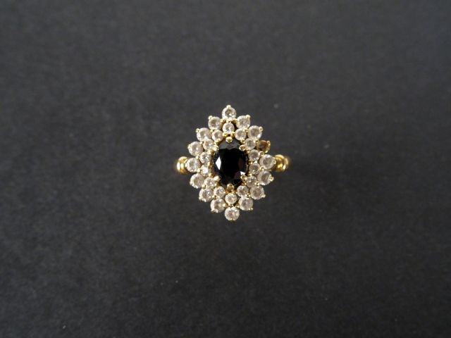 Bague monture or jaune, ornée d'un saphir de 1cts environ, entourage d