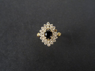 Vente aux enchères Bague monture or jaune, ornée d'un saphir de 1cts environ, entourage d