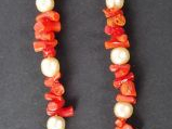 Vente aux enchères Collier de branches de corail et alternance de perles baroques.