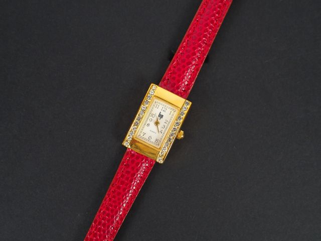 LIP. Montre de dame, boitier rectangulaire en métal doré et strass, br