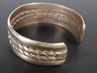 Vente aux enchères Bracelet jonc ouvert en argent bas-titre. Poids: 59,3gr