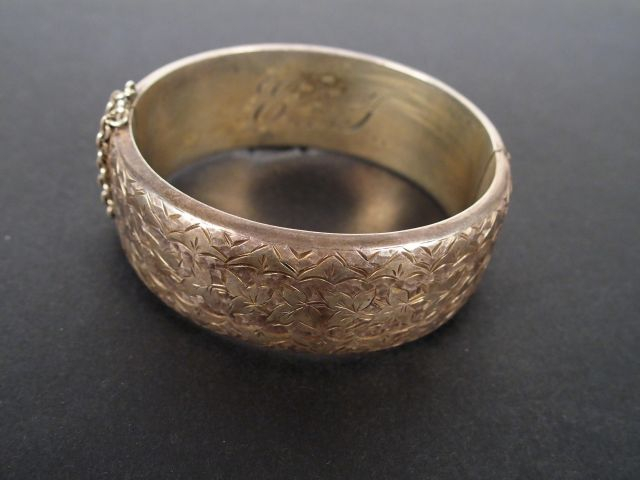 Bracelet jonc en argent décor gravé de frises de feuilles. Fermoir à c