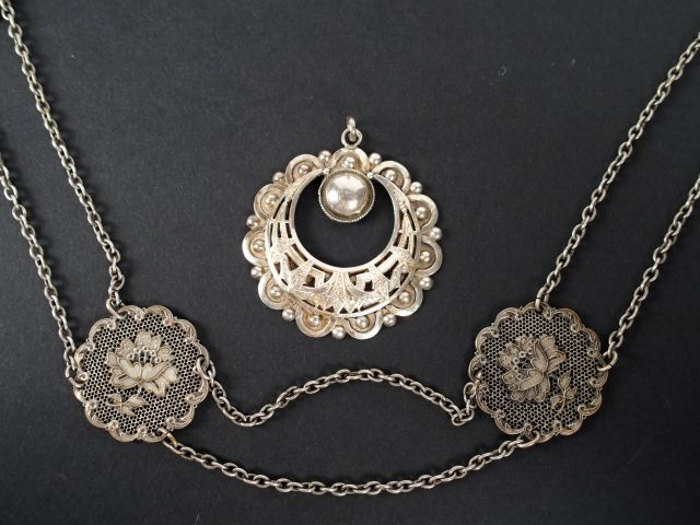 Pendentif berbère en argent en forme de croissant de lune. On y joint 