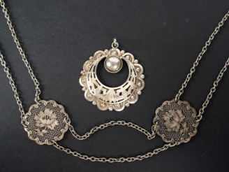 Vente aux enchères Pendentif berbère en argent en forme de croissant de lune. On y joint 