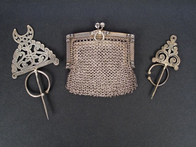 Bourse argent et 2 fibules en argent. Poids: 55gr