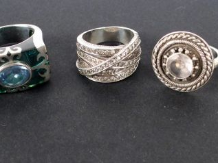 Vente aux enchères 5 bagues monture argent et pierres de couleur.  Poids tel: 45,1gr