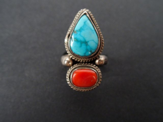 Vente aux enchères Bague monture argent ornée d'une turquoise et d'un corail. TDD49. Poid