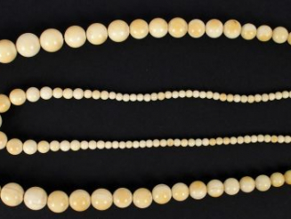 Vente aux enchères 2 colliers de perles en ivoire disposées en chute. 58 et 36cm environ.