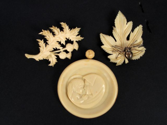 Vente aux enchères 2 broches en ivoire et métal, l'une forme de fleur et feuille de chard