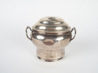 Vente aux enchères Sucrier XVIIIe en argent, anses à décor de coquille. M.O : IB. Poids :